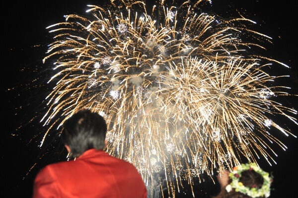 新潟県燕三条市の結婚式場　花火　ガーデン　夜空　