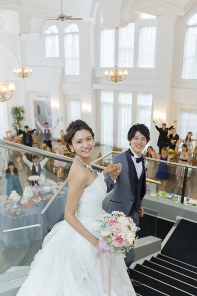 新潟県燕三条市　結婚式場　ウェディングパーティー　披露宴会場　ウェディングドレス　階段登場　サービス