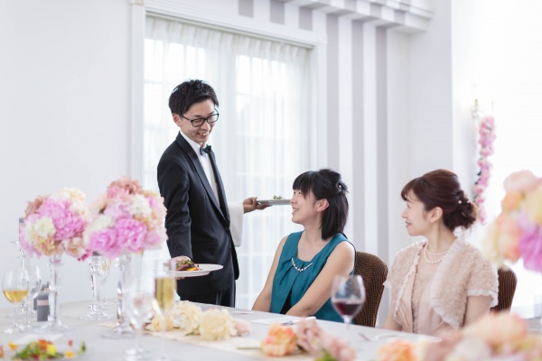 新潟県燕三条市　結婚式場　ウェディングパーティー　披露宴会場　料理　サービスマン