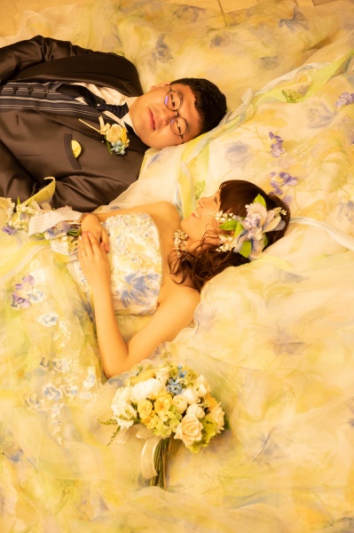 新潟県三条市　長岡市　新潟市　結婚式場　前撮り　フォト　寝転びショット