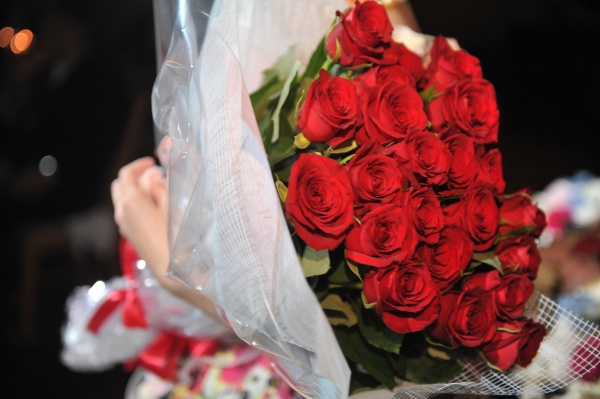 意外と知らない お祝いの時やプロポーズなどで使われる バラの色や数の意味 スタッフブログ 新潟県三条市の結婚式場 ピアザ デッレ グラツィエ 公式hp