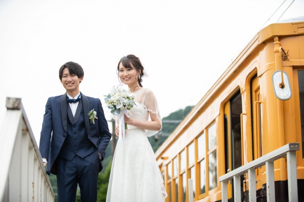 【電車好きの新郎新婦も大絶賛◆思い出の電車で前撮りフォト】自由に撮影できる穴場スポット＆素敵写真を大公開！