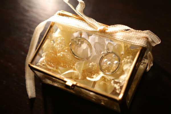 永遠の愛を誓ったあとは愛する我が子へ リングピローに込められた意味と結婚式後の使い道とは スタッフブログ 新潟県三条市の結婚式場 ピアザ デッレ グラツィエ 公式hp 永遠の愛を誓ったあとは愛する我が子へ リングピローに込められた意味と結婚式後の使い道とは スタッフブログ 新潟県三条市の結婚式場 ピアザ デッレ グラツィエ 公式hp