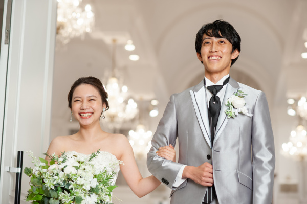 新潟県三条市　長岡市　新潟市　結婚式場 ピアザデッレグラツィエ 　インスタライブ　ウェディングドレス　青いバージンロード　後ろ姿　前撮り　撮影