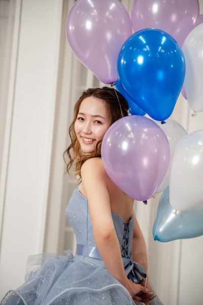 新潟県三条市　長岡市　新潟市　結婚式場 ピアザデッレグラツィエ 　インスタライブ　ウェディングドレス　青いバージンロード　後ろ姿　前撮り　撮影