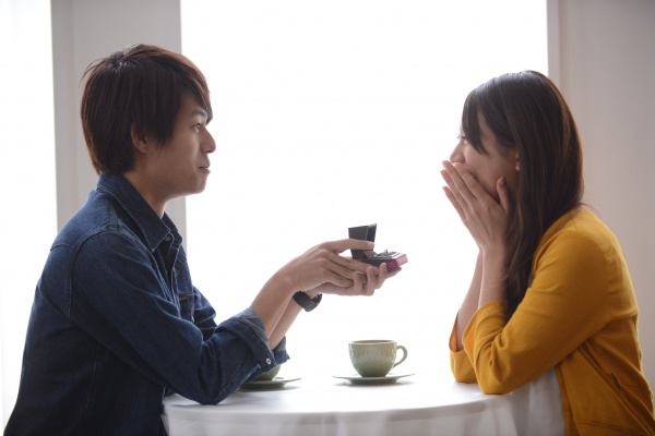 【婚約指輪のお返しって何がいいのかな？と考え中のあなたへ】プロポーズには感謝の気持ちを込めた贈り物を！