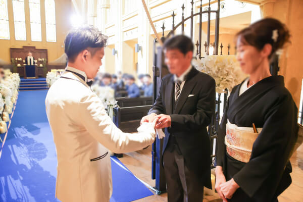 新潟県　三条市　見附市　長岡市　結婚式場　家族愛　タキシード　ジャケットセレモニー　グローブ