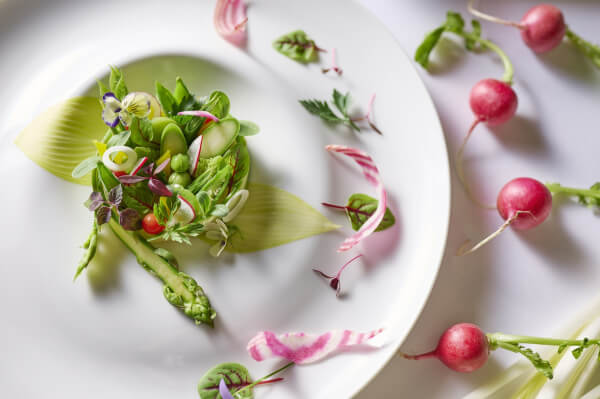 【結婚式場のおもてなしの裏側！】新郎新婦が重要視してる”サービススタッフ”