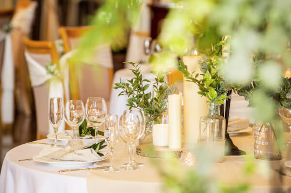 【結婚式の印象を決める！】テーブルフラワー＆会場装飾の選び方を紹介★