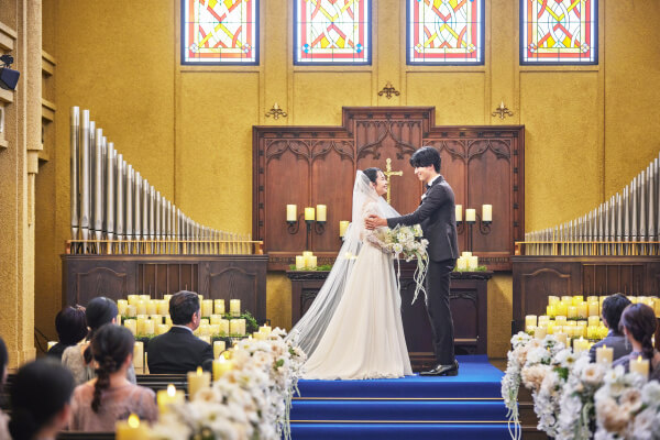【結婚式の豆知識】新郎新婦が持つグローブとブーケの意味！　